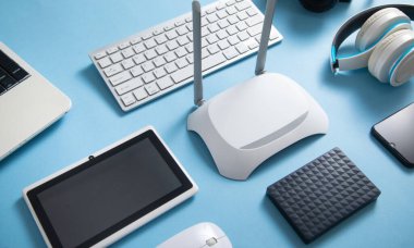 Tablet, telefon, bilgisayar klavyesi ve diğer nesnelerle Wi fi yönlendirici.