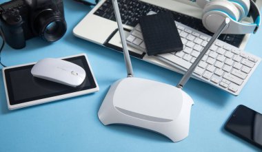 Tablet, telefon, bilgisayar klavyesi ve diğer nesnelerle Wi fi yönlendirici.
