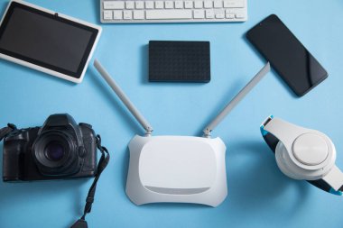 Tablet, telefon, bilgisayar klavyesi ve diğer nesnelerle Wi fi yönlendirici.