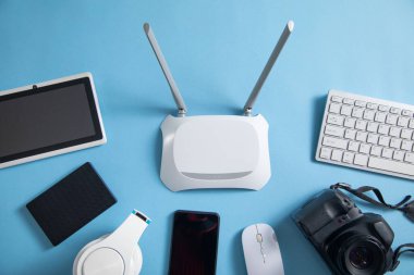 Tablet, telefon, bilgisayar klavyesi ve diğer nesnelerle Wi fi yönlendirici.