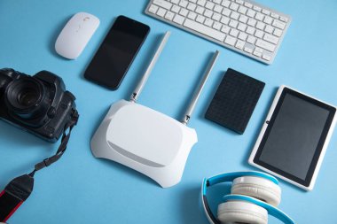 Tablet, telefon, bilgisayar klavyesi ve diğer nesnelerle Wi fi yönlendirici.