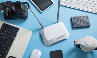 Tablet, telefon, bilgisayar klavyesi ve diğer nesnelerle Wi fi yönlendirici.