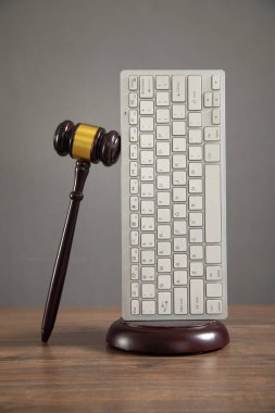 Bilgisayar klavyeli yargıç tokmağı. İnternet suçu