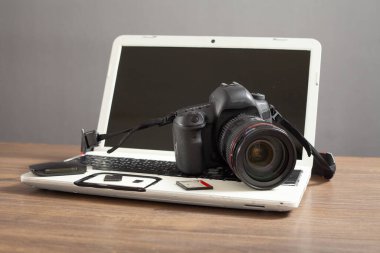 Modern DSLR kamera ve dizüstü bilgisayar.