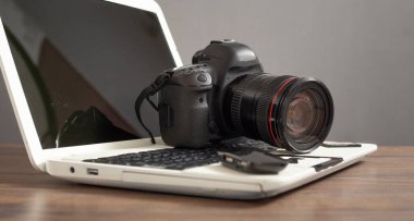 Modern DSLR kamera ve dizüstü bilgisayar.