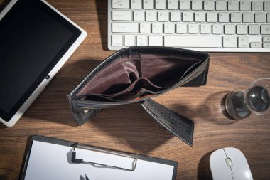 Boş cüzdan ve ahşap masada bir iş eşyası..