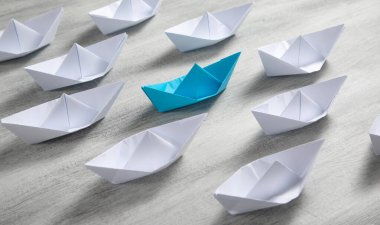 Mavi ve beyaz kağıt tekneler. İş konsepti