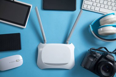 Tablet, telefon, bilgisayar klavyesi ve diğer nesnelerle Wi fi yönlendirici.