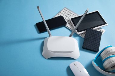 Tablet, telefon, bilgisayar klavyesi ve diğer nesnelerle Wi fi yönlendirici.