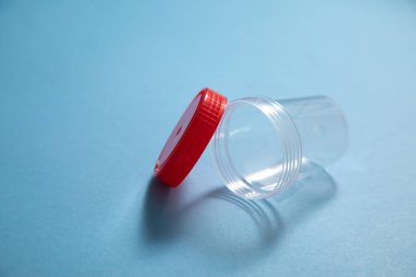 Mavi arkaplanda boş tıbbi konteynır.