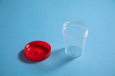 Mavi arkaplanda boş tıbbi konteynır.