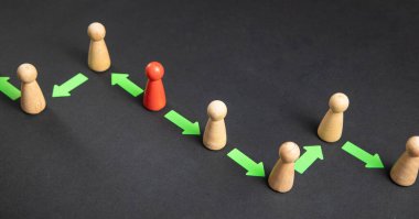 Delegasyon konsepti. Okları olan tahta insan figürleri