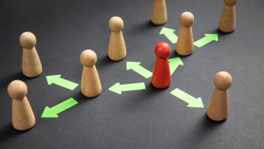 Delegasyon konsepti. Okları olan tahta insan figürleri