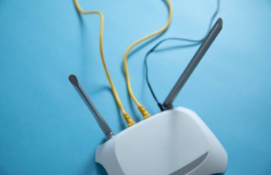 Mavi arkaplanda kablosuz ağ yönlendirici.