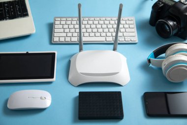 Tablet, telefon, bilgisayar klavyesi ve diğer nesnelerle Wi fi yönlendirici.