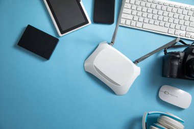 Tablet, telefon, bilgisayar klavyesi ve diğer nesnelerle Wi fi yönlendirici.