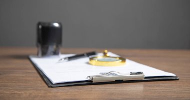 Masanın üzerindeki belgeyi damgalayın..