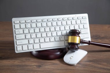 Bilgisayar klavyeli yargıç tokmağı. İnternet suçu