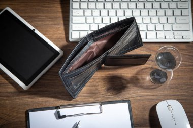 Boş cüzdan ahşap masada..