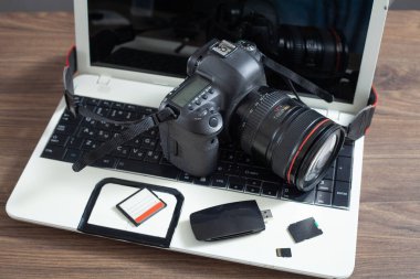 Modern DSLR kamera ve dizüstü bilgisayar.