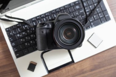 Modern DSLR kamera ve dizüstü bilgisayar.