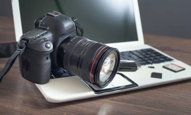 Modern DSLR kamera ve dizüstü bilgisayar.