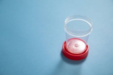 Mavi arkaplanda boş tıbbi konteynır.