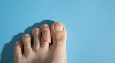 İnsan bacağında yapıştırıcı bandaj var..