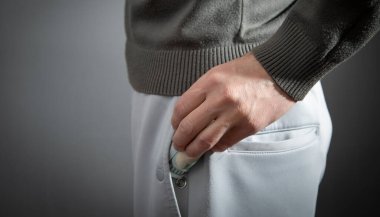 Adam cebine para koyuyor..