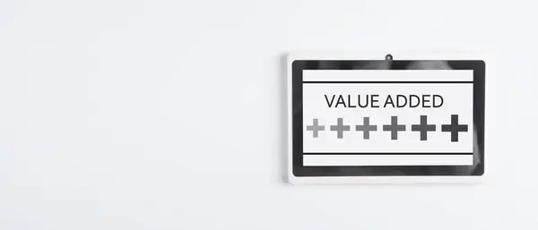태블릿 화면에 값이있는 비즈니스 — 스톡 사진