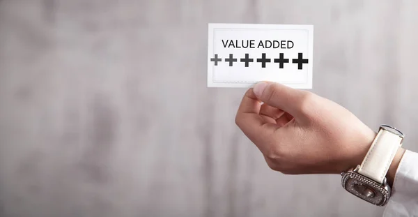 Ludzka Ręka Pokazująca Symbole Słowem Value Added Zysk Korzyść Biznes — Zdjęcie stockowe