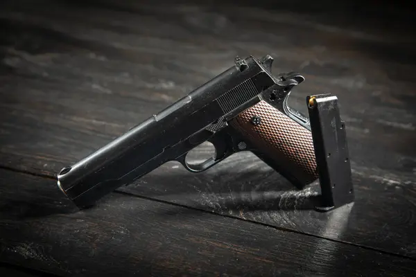 Pistola Fondo Oscuro — Foto de Stock
