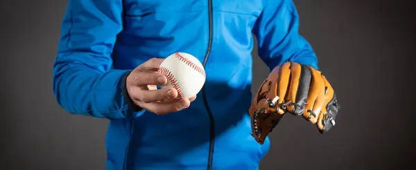 野球ボールとレザーグローブを示す男 — ストック写真