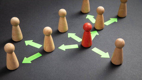 Концепция делегирования. Деревянные человеческие фигуры со стрелами