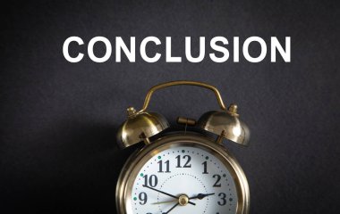 Siyah arkaplanda bir sonuç sözcüğüyle alarm saati.