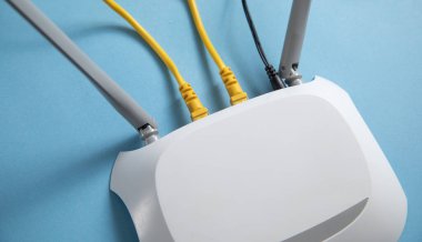 Mavi arkaplanda kablosuz ağ yönlendirici.