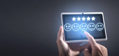 Gülen yüz ve beş yıldız. Geri bildirim. Müşteri memnuniyeti