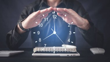 Erkek eli saati gösteriyor. Zaman Yönetimi