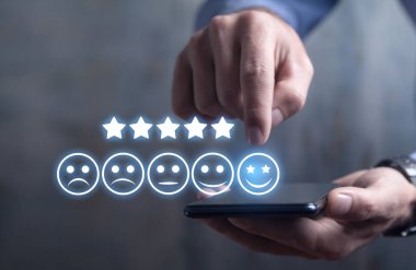 Gülen yüz ve beş yıldız. Geri bildirim. Müşteri memnuniyeti