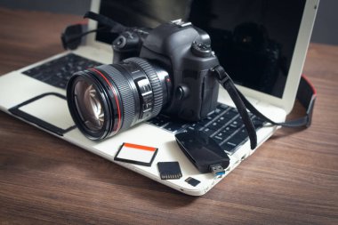 Modern DSLR kamera ve dizüstü bilgisayar.