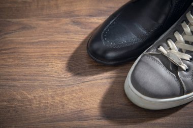 İş Hayatı Dengesi Konsepti. İş ve günlük ayakkabılar