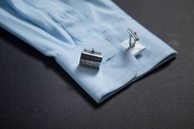 Lüks adamlar gömlek detaylarıyla kol düğmeleri..