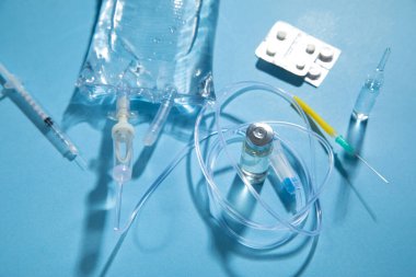  Enfüzyon torbası, şırınga, mavi arka planda tıbbi ampuller. Damlama odası