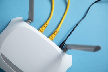 Mavi arkaplanda kablosuz ağ yönlendirici.