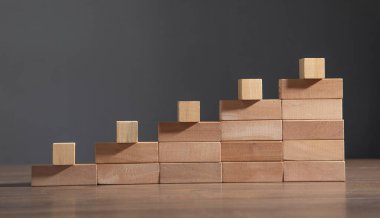 Masaya boş tahta küpleri koy..