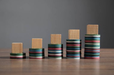 Masaya boş tahta küpleri koy..