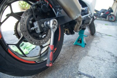  Motosiklet aracının yanında İngiliz anahtarı var. Bakım, tamir motosikleti