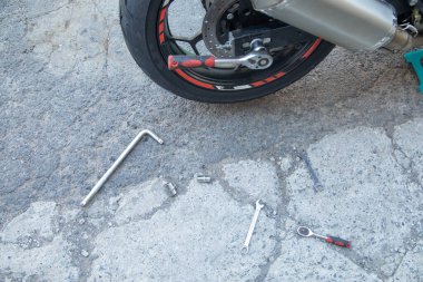  Motosiklet aracının yanında İngiliz anahtarı var. Bakım, tamir motosikleti