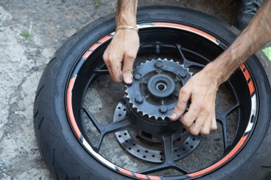 Motosiklet takımlarını tamir eden adam. Bakım, tamir motosikleti