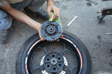 Motosiklet takımlarını tamir eden adam. Bakım, tamir motosikleti